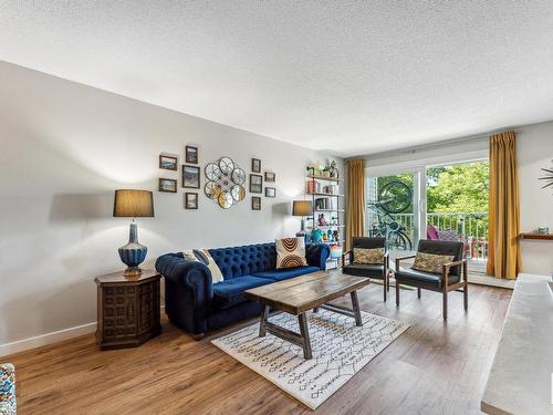 18 11219 103A Avenue, Edmonton, AB - Indoor Photo Showing Living Room