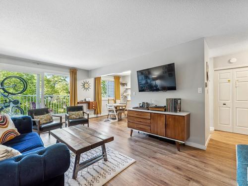 18 11219 103A Avenue, Edmonton, AB - Indoor Photo Showing Living Room