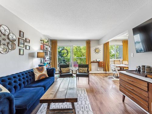 18 11219 103A Avenue, Edmonton, AB - Indoor Photo Showing Living Room