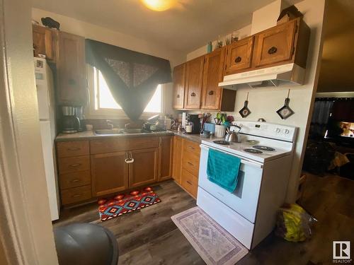 5338 & 5340 36 Avenue, Wetaskiwin, AB - Indoor Photo Showing Kitchen