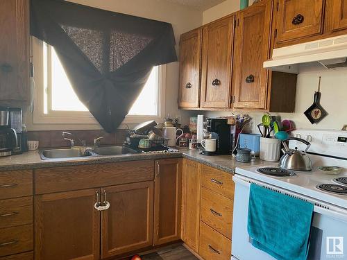 5338 & 5340 36 Avenue, Wetaskiwin, AB - Indoor Photo Showing Kitchen With Double Sink