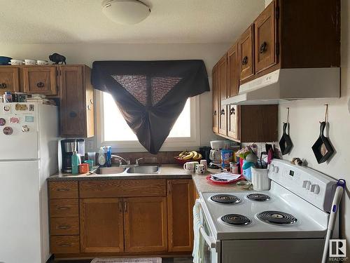 5338 & 5340 36 Avenue, Wetaskiwin, AB - Indoor Photo Showing Kitchen With Double Sink