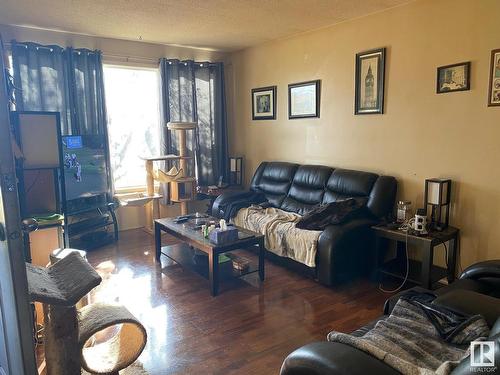 5338 & 5340 36 Avenue, Wetaskiwin, AB - Indoor Photo Showing Living Room