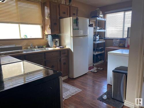 5338 & 5340 36 Avenue, Wetaskiwin, AB - Indoor Photo Showing Kitchen With Double Sink