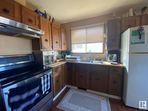 5338 & 5340 36 Avenue, Wetaskiwin, AB - Indoor Photo Showing Kitchen With Double Sink