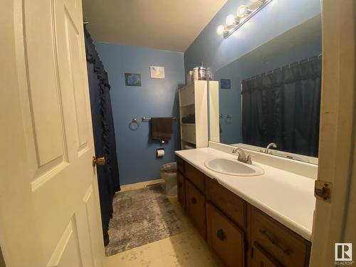 5338 & 5340 36 Avenue, Wetaskiwin, AB - Indoor Photo Showing Bathroom