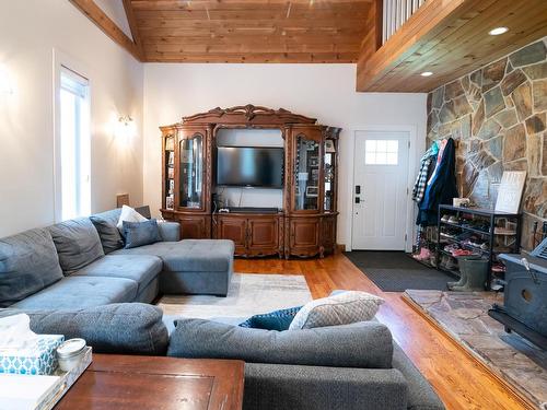 48343 Range Road 222, Rural Camrose County, AB - Indoor Photo Showing Living Room