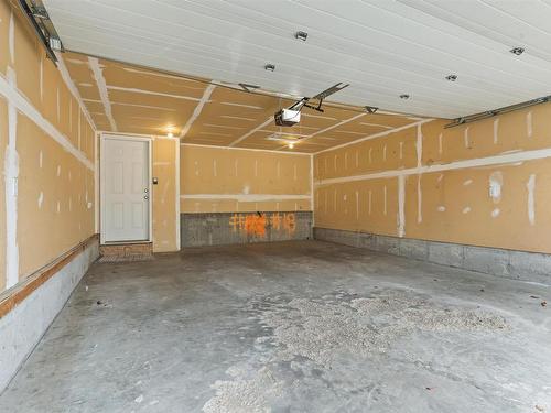 18 1720 Garnett Point Nw, Edmonton, AB - Indoor Photo Showing Garage