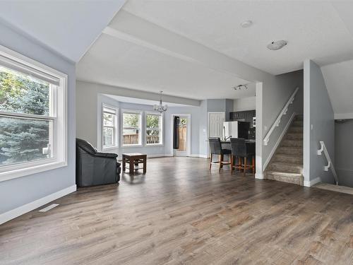 18 1720 Garnett Point Nw, Edmonton, AB - Indoor Photo Showing Living Room