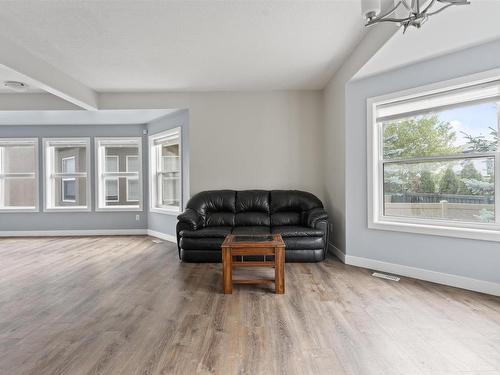 18 1720 Garnett Point Nw, Edmonton, AB - Indoor Photo Showing Living Room