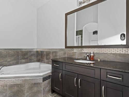 18 1720 Garnett Point Nw, Edmonton, AB - Indoor Photo Showing Bathroom