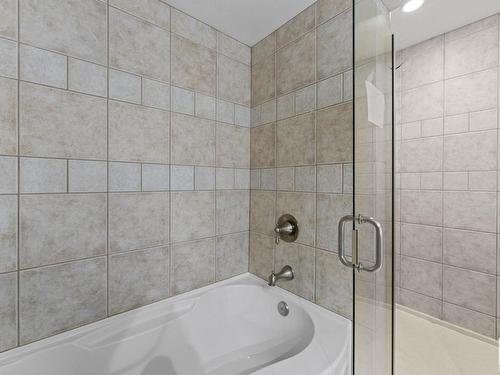 6 10710 84 Avenue, Edmonton, AB - Indoor Photo Showing Bathroom