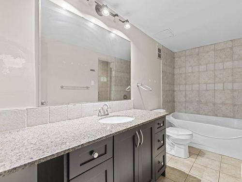 6 10710 84 Avenue, Edmonton, AB - Indoor Photo Showing Bathroom