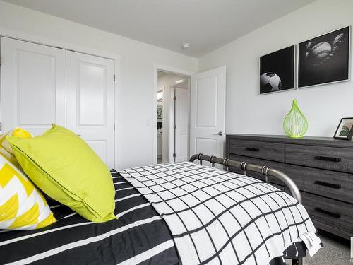 980 Daniels Loop, Edmonton, AB - Indoor Photo Showing Bedroom