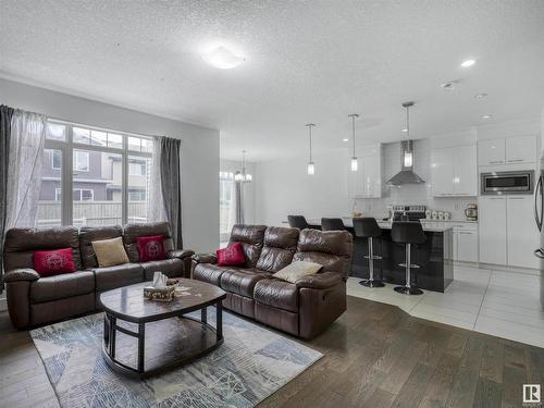 272 Fraser Way, Edmonton, AB - Indoor Photo Showing Living Room