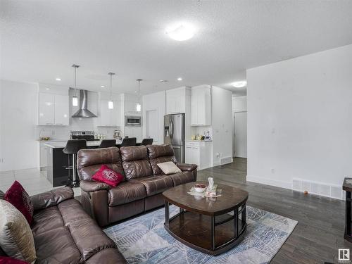 272 Fraser Way, Edmonton, AB - Indoor Photo Showing Living Room