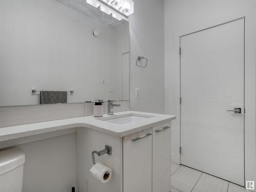 272 Fraser Way, Edmonton, AB - Indoor Photo Showing Bathroom