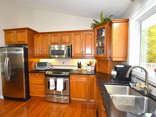 23 53301 Rge Road 32, Rural Parkland County, AB - Indoor Photo Showing Kitchen With Double Sink