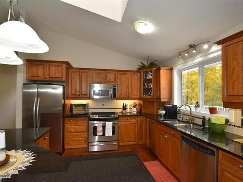 23 53301 Rge Road 32, Rural Parkland County, AB - Indoor Photo Showing Kitchen With Double Sink