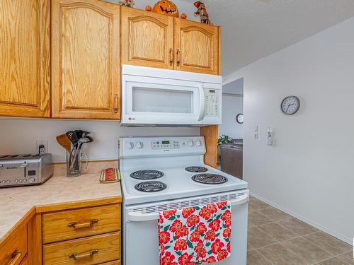 7607 128 Avenue, Edmonton, AB - Indoor Photo Showing Kitchen