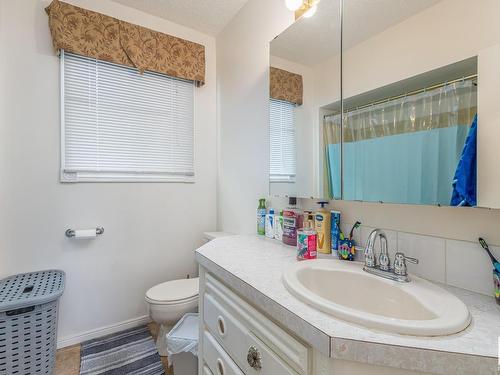 7607 128 Avenue, Edmonton, AB - Indoor Photo Showing Bathroom