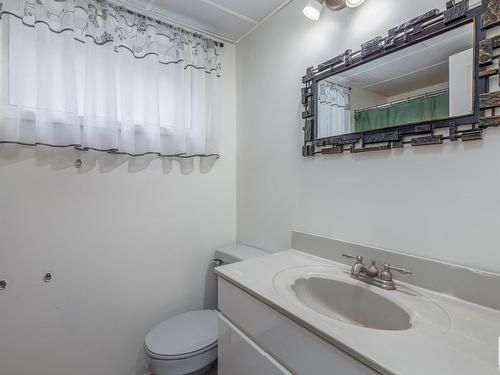 7607 128 Avenue, Edmonton, AB - Indoor Photo Showing Bathroom