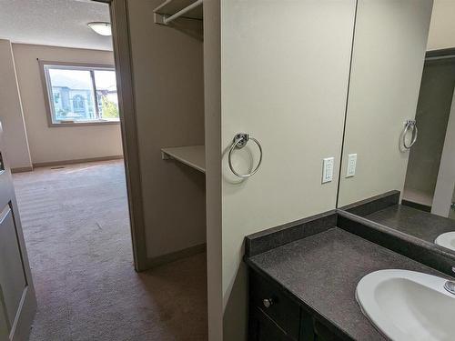 25 1820 34 Avenue, Edmonton, AB - Indoor Photo Showing Bathroom