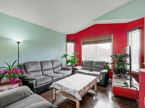 15037 135A St Nw, Edmonton, AB - Indoor Photo Showing Living Room