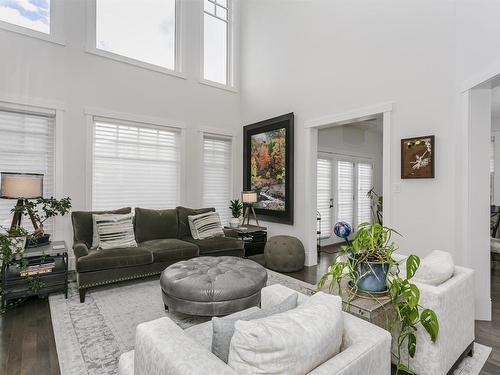 512 Hillcrest Point(E) Nw, Edmonton, AB - Indoor Photo Showing Living Room