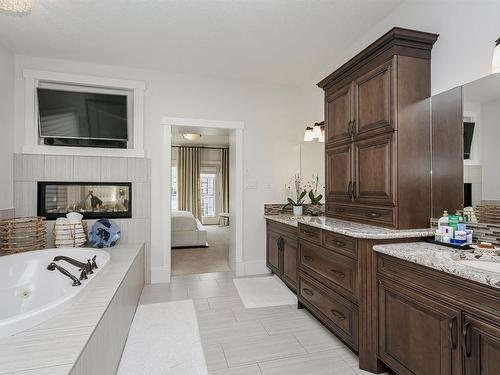 512 Hillcrest Point(E) Nw, Edmonton, AB - Indoor Photo Showing Bathroom