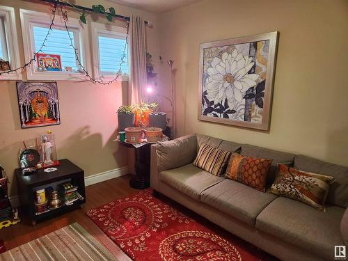 729 37A Avenue, Edmonton, AB - Indoor Photo Showing Living Room