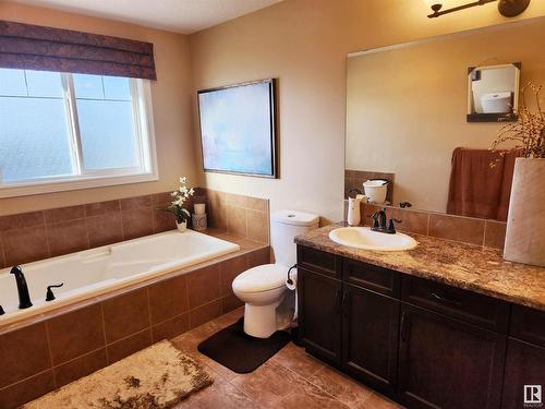 729 37A Avenue, Edmonton, AB - Indoor Photo Showing Bathroom