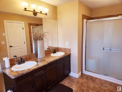 729 37A Avenue, Edmonton, AB - Indoor Photo Showing Bathroom