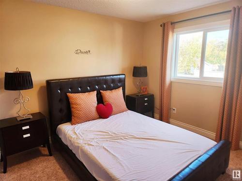 729 37A Avenue, Edmonton, AB - Indoor Photo Showing Bedroom