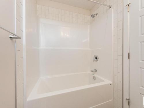 2454 Trumpeter Way, Edmonton, AB - Indoor Photo Showing Bathroom