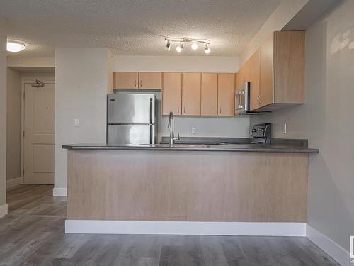 502 10180 104 Street Nw, Edmonton, AB - Indoor Photo Showing Kitchen