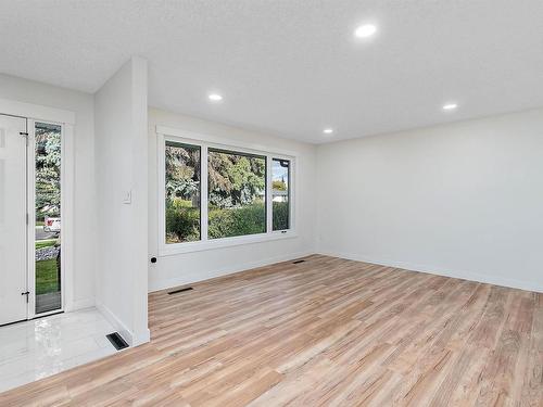 11435 46 Avenue, Edmonton, AB - Indoor Photo Showing Other Room