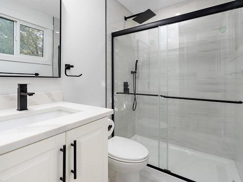 11435 46 Avenue, Edmonton, AB - Indoor Photo Showing Bathroom