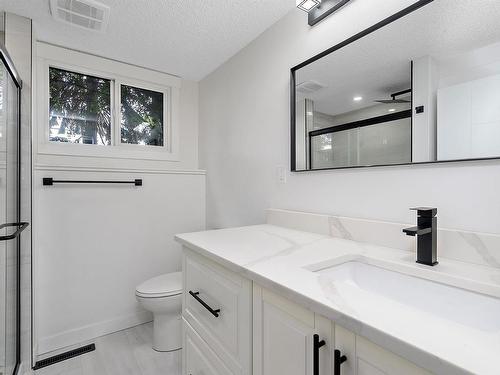 11435 46 Avenue, Edmonton, AB - Indoor Photo Showing Bathroom