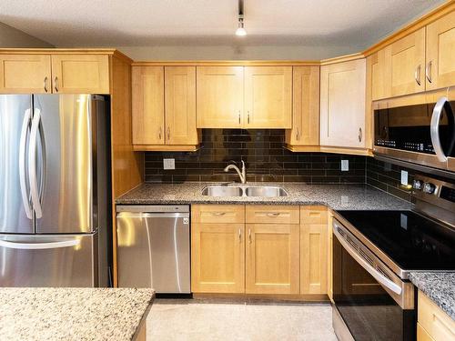 112 400 Palisades Way, Sherwood Park, AB - Indoor Photo Showing Kitchen With Stainless Steel Kitchen With Double Sink