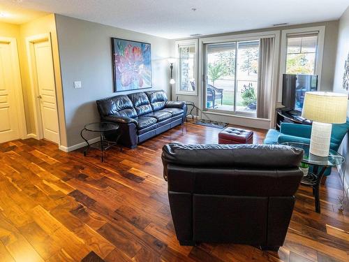 112 400 Palisades Way, Sherwood Park, AB - Indoor Photo Showing Living Room