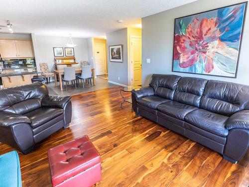 112 400 Palisades Way, Sherwood Park, AB - Indoor Photo Showing Living Room