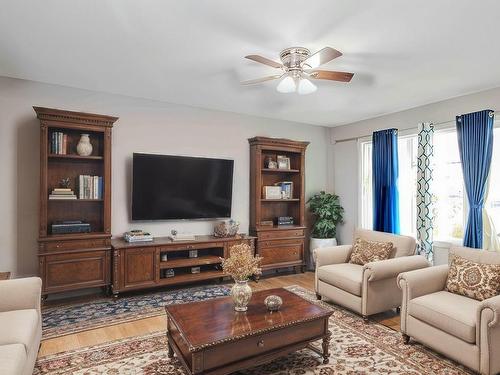 35 4205 30 Street Nw, Edmonton, AB - Indoor Photo Showing Living Room