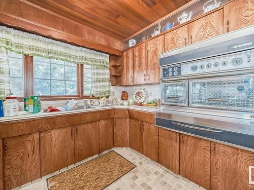 4422 Ada Boulevard, Edmonton, AB - Indoor Photo Showing Kitchen