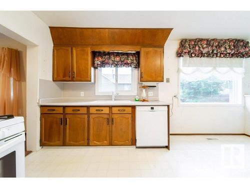 4741 51 Avenue, Wildwood, AB - Indoor Photo Showing Kitchen