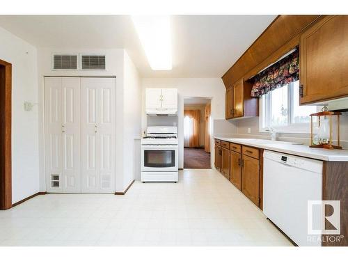 4741 51 Avenue, Wildwood, AB - Indoor Photo Showing Kitchen With Double Sink