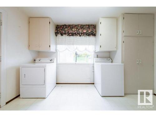 4741 51 Avenue, Wildwood, AB - Indoor Photo Showing Laundry Room