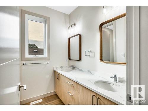 11442 70 Street, Edmonton, AB - Indoor Photo Showing Bathroom