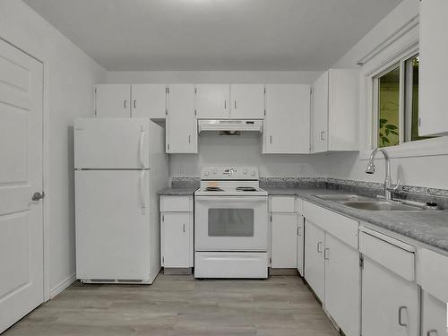 246 Lancaster Terrace, Edmonton, AB - Indoor Photo Showing Kitchen With Double Sink