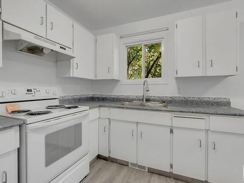 246 Lancaster Terrace, Edmonton, AB - Indoor Photo Showing Kitchen